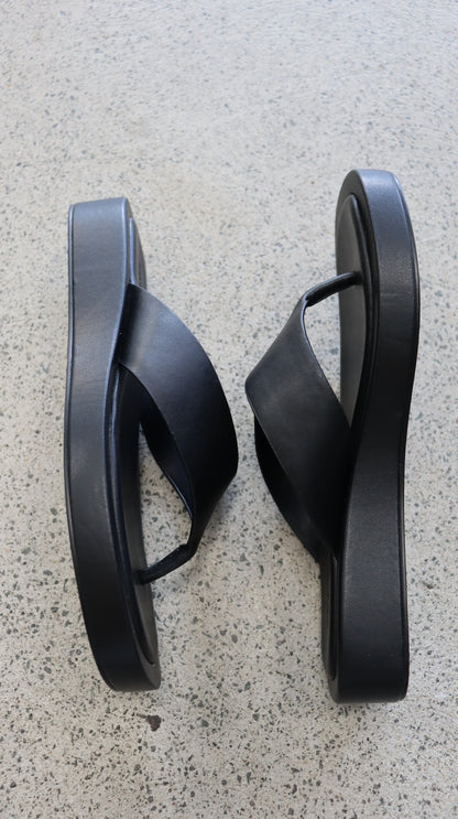 PRINCESS POLLY Slides 7