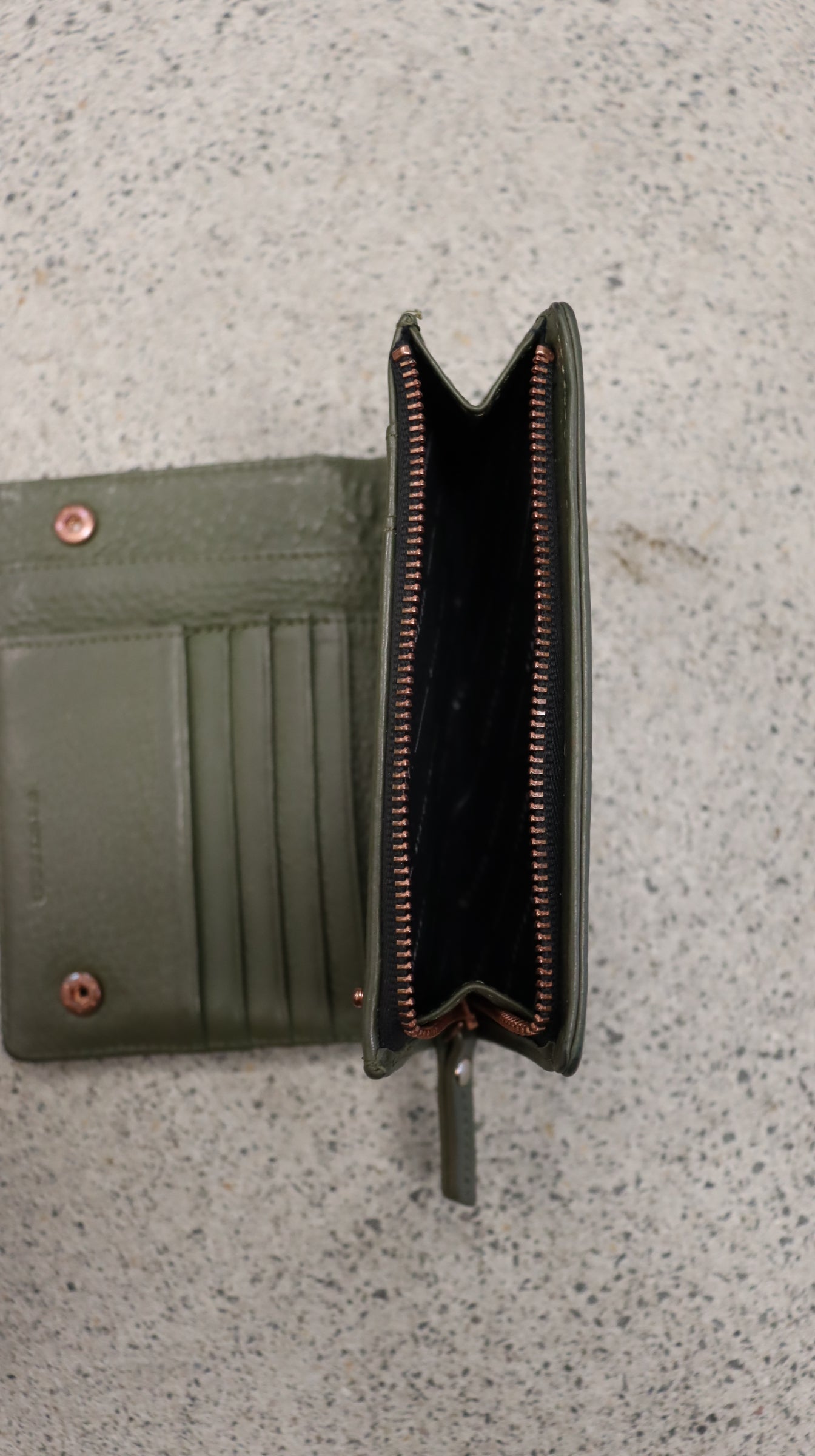 STATUS ANXIETY. Wallet N/A